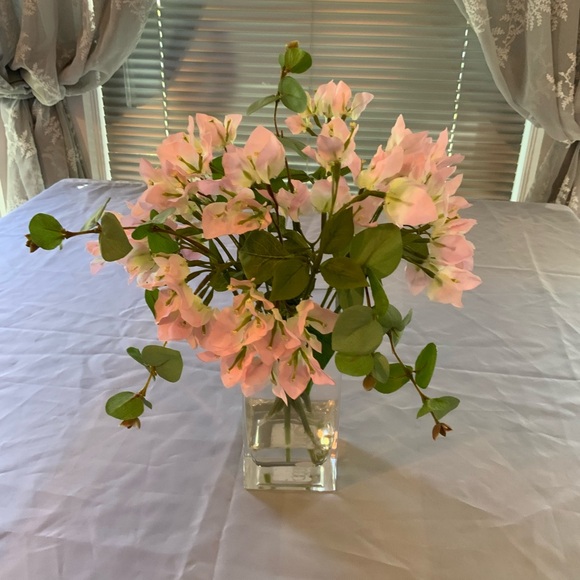 Elegant Pink Floral Arrangement in Glass Vase - Picture 1 of 4